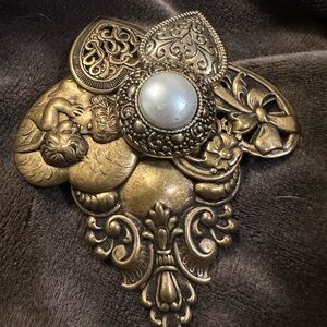Brooch with Intricate Design with cherubs